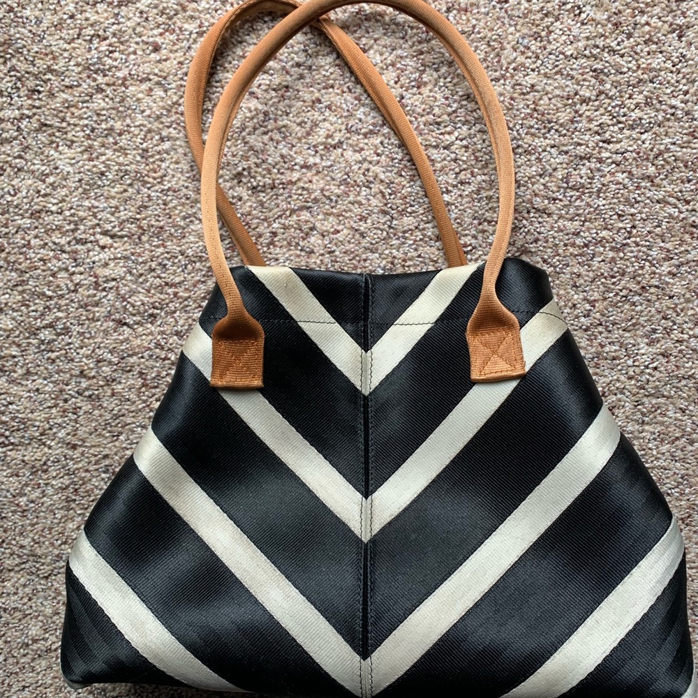 Harvey’s Seatbelt Bag Black & White tote
